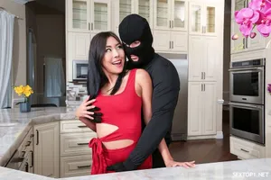 Bố dượng cả năm kiệt sức với đứa con gái riêng xinh đẹp của vợ