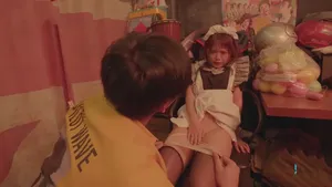 Bạn nữ mới vào lớp đã ra biển biểu diễn và bán thân. Cô gái hư hỏng này đã ấn đầu cô, liếm ngực cô, hôn cô, đi tiểu và quan hệ tình dục ở nhiều tư thế. Cô ấy hét lên và rên rỉ.