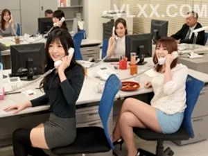 Nữ thần ngoại vi mặc sườn xám lụa đen, bộ ngực trắng nõn nà và phong cách quyến rũ...