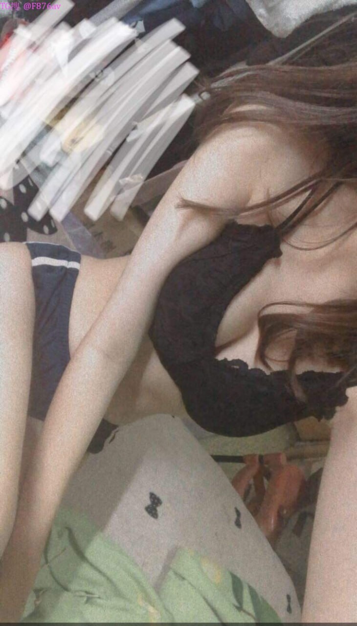 Em nhân viên massage bí mật nhét cu vào lồn
