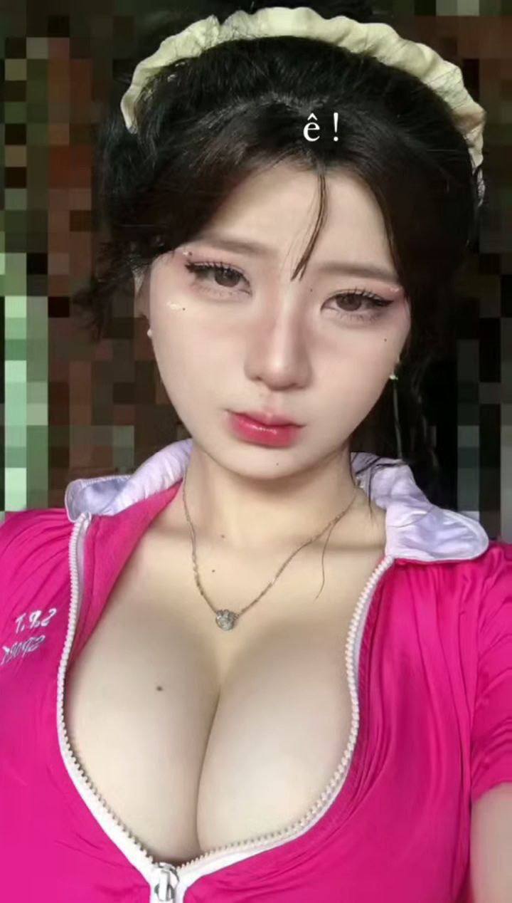 chồng thẫn thờ nhìn vợ đụ nhau với nhân viên massage