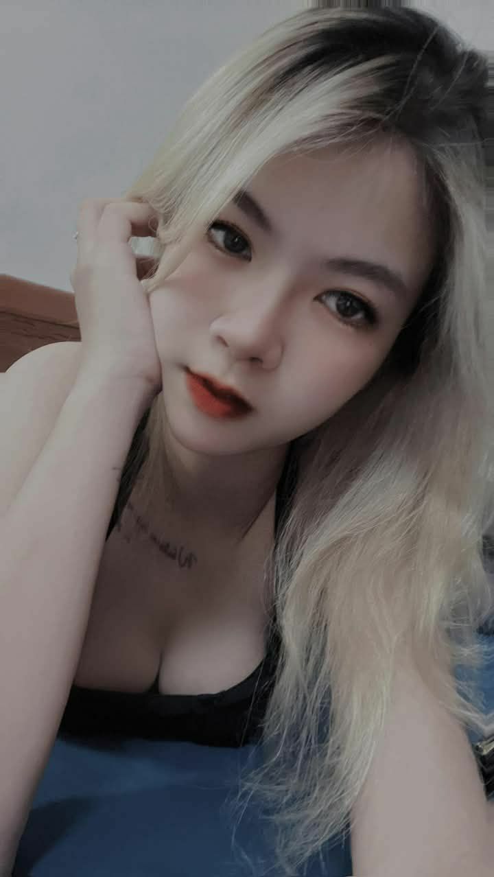 Nữ cosplayer thất nghiệp ở nhà tự sướng thì anh shipper đến giao hàng nhìn thấy